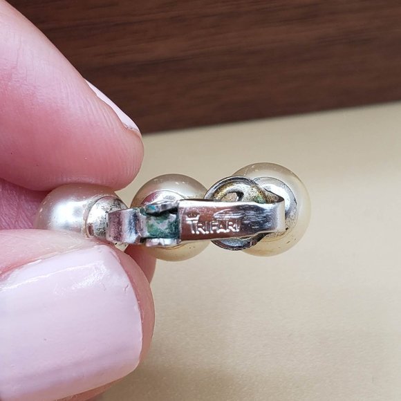 Trifari Vintage Gold Tone Faux Pearl Clip On Single Earring - Picture 6 of 7